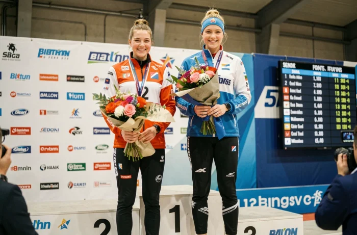 Podium du classement féminin en biathlon avec deux athlètes médaillées lors d'une cérémonie de remise de prix